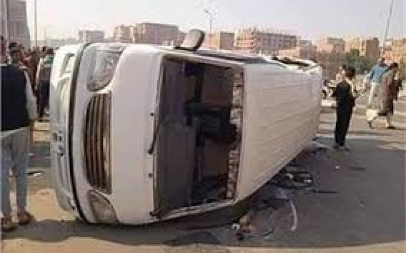 إصابة 6 أشخاص في انقلاب سيارة ميكروباص بالطريق الأوسطي