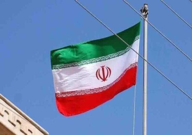 وزير خارجية الإمارات يتصل بنظيره الإيراني ويدعو إلى ضبط النفس