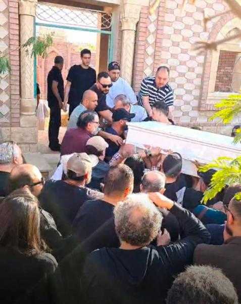 أحمد السعدني يحمل نعش والده إلى مثواه الأخير بحضور السقا ورزق