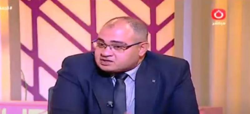 استشاري أسري يشبه مشاعر حب الرجل للمرأة بأتوبيس النقل العام.. و”موسى” يتدخل.. فيديو
