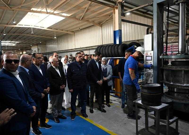 رئيس الوزراء يبدأ جولة تفقدية في مصنع بيراميدز لإطارات السيارات ببورسعيد