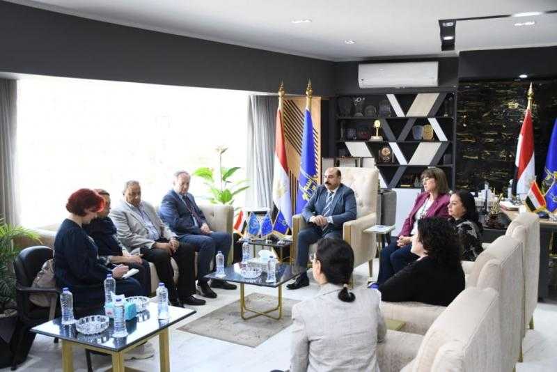 محافظ أسوان: نتباهى بدور المرأة الفعال والإيجابي دائما