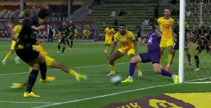 الاتحاد يفوز على الحزم في اللحظات الأخيرة بالدوري السعودي