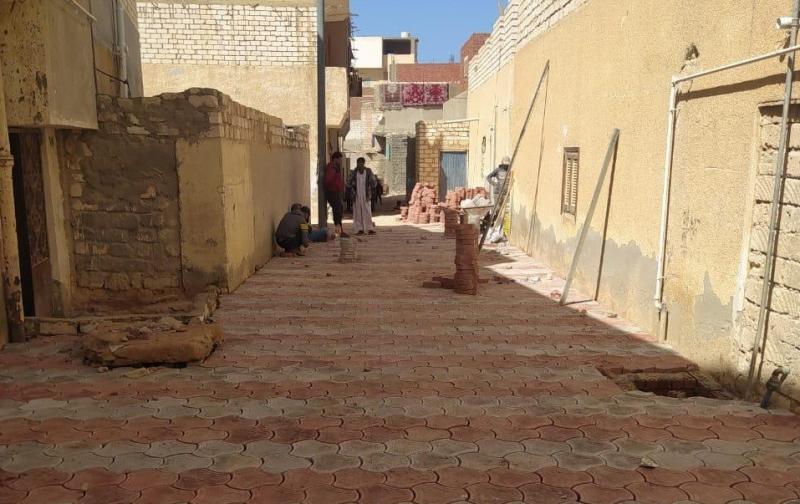 رصف شوارع وتركيب الإنترلوك لمنطقة العجارمة بمرسى مطروح