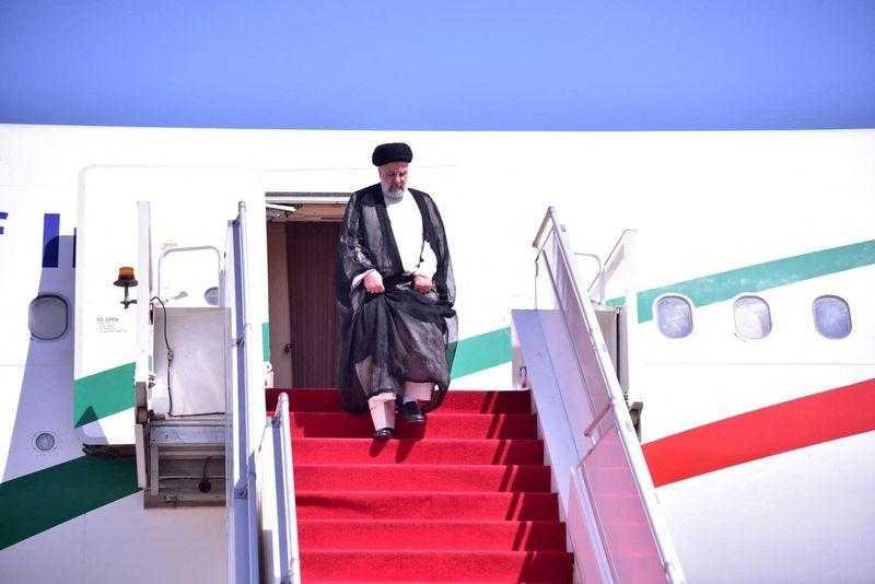 الرئيس الإيراني يصل باكستان في زيارة لمدة 3 أيام