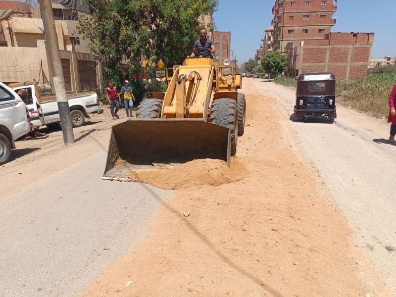 محافظ الغربية يتابع أعمال الرصف بطريق السنطة البلد