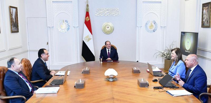 الرئيس السيسي يطلع على جهود تطوير منظومة السكك الحديدية وإعادة تأهيل خطوط المترو بالقاهرة الكبرى