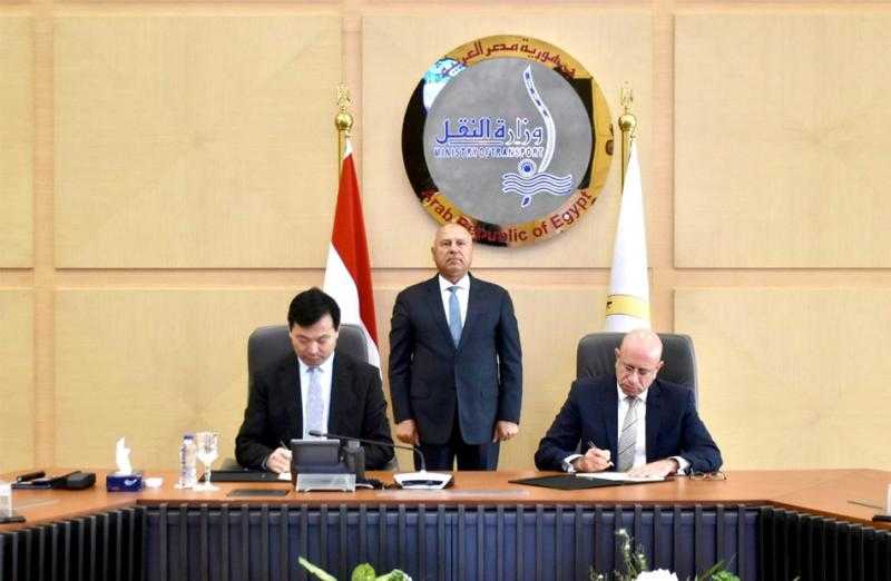 وزير النقل يشهد تعاقد شركة الملاحة الوطنية على بناء سفينتين للصب الجاف مع هانتونج الصينية