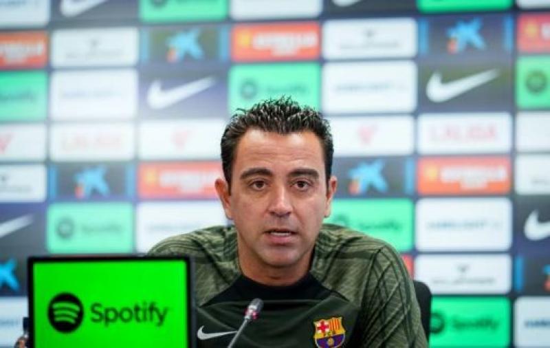 تشافي يكشف دور لاعبي برشلونة في تغيير قراره بالرحيل عن الفريق