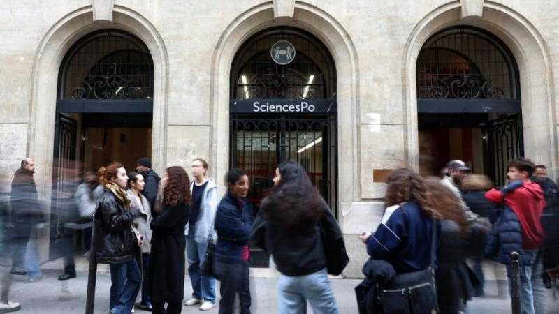 طلاب يحتلون مبنى جامعة فرنسية في باريس خلال احتجاج ضد حرب غزة