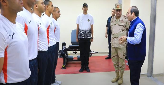 الرئيس السيسي يُناقش طلبة الأكاديمية العسكرية في ظروف إقامتهم واستمع إلى آرائهم
