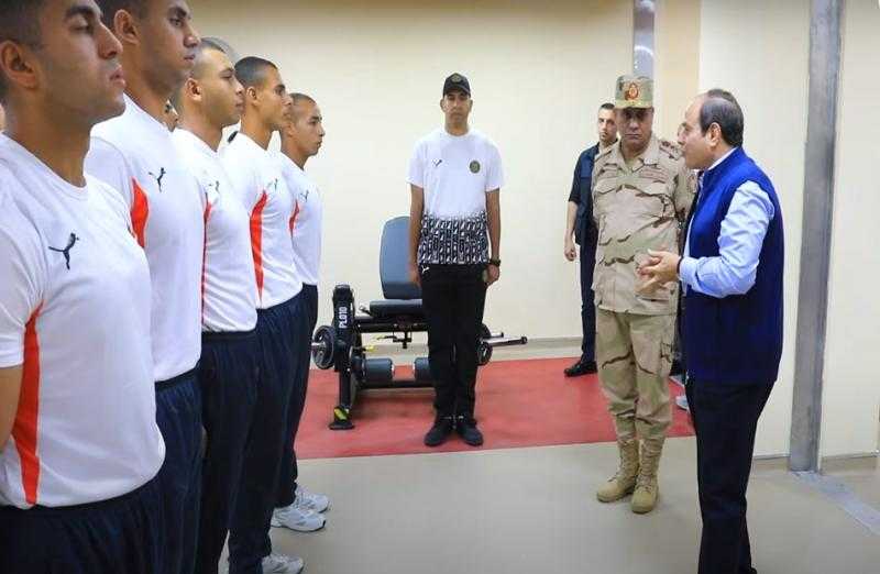 الرئيس السيسي يُناقش طلبة الأكاديمية العسكرية في ظروف إقامتهم واستمع إلى آرائهم