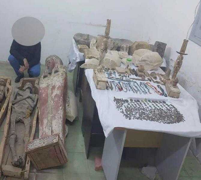 ضبط 1118 قطعة أثرية وتوابيت في أسيوط.. صور