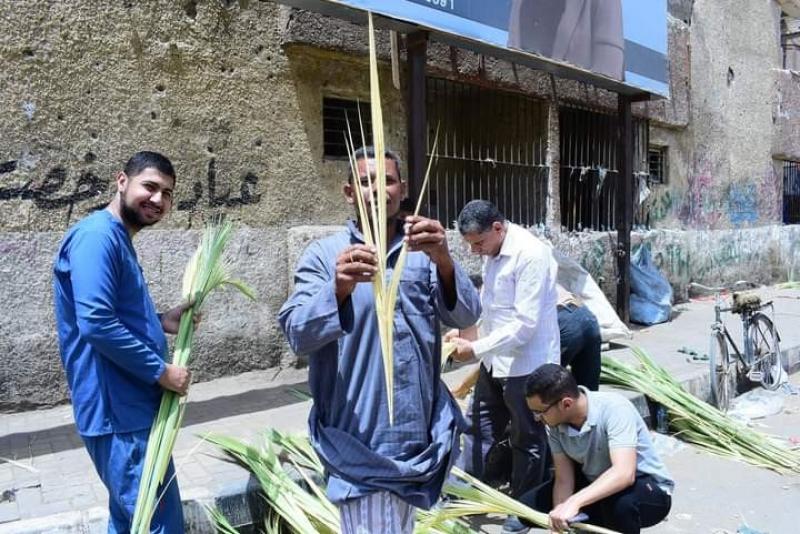 بالسعف الأخضر أقباط سوهاج يحتفلون بأحد الشعانين