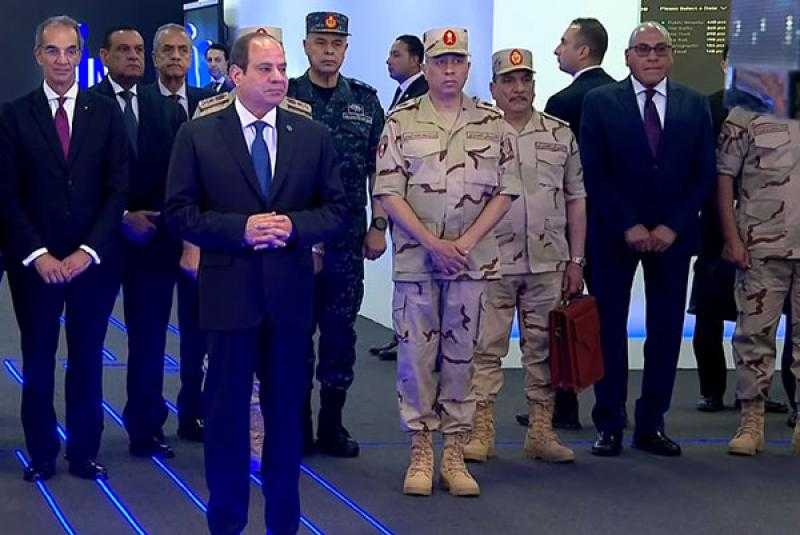 الرئيس السيسي يستمع إلى شرح حول فكرة عمل مركز البيانات والحوسبة السحابية الحكومية
