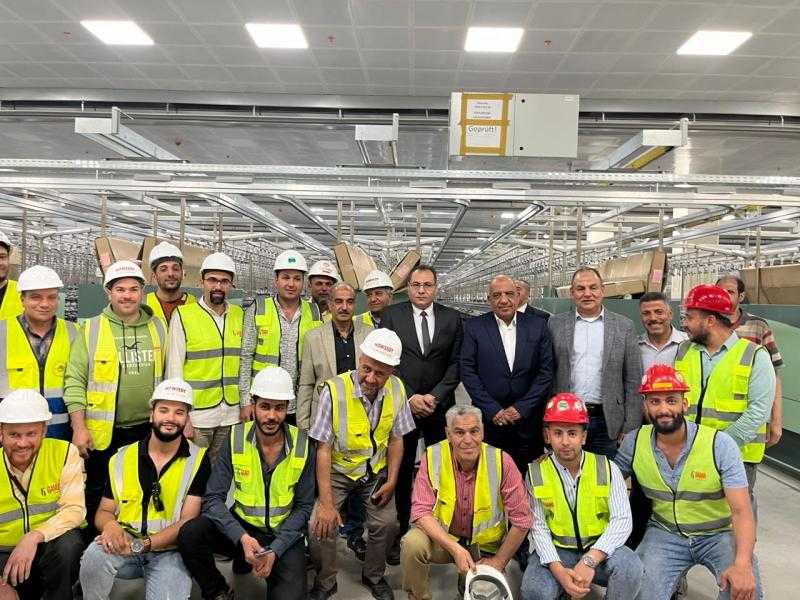 وزير قطاع الأعمال العام يتفقد مصانع شركة مصر للغزل والنسيج بالمحلة الكبرى.. صور