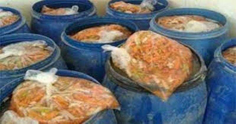 ضبط 31 طن مخلل مجهول المصدر في الشرقية