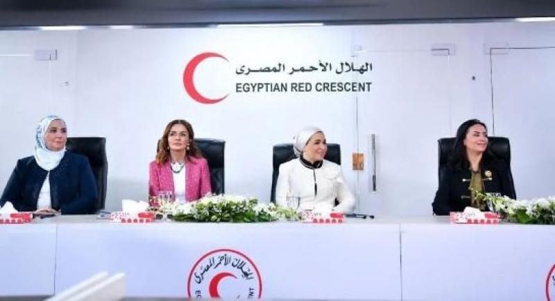 السيدة انتصار السيسي وحرم رئيس البوسنة والهرسك تتفقدان غرفة عمليات الهلال الأحمر