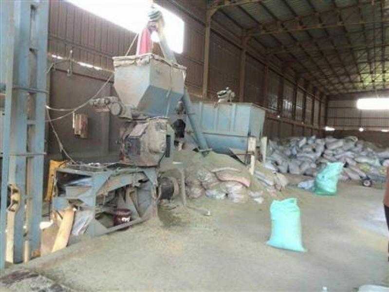 ضبط مصنع أعلاف بدون ترخيص يقلد العلامات التجارية في البحيرة