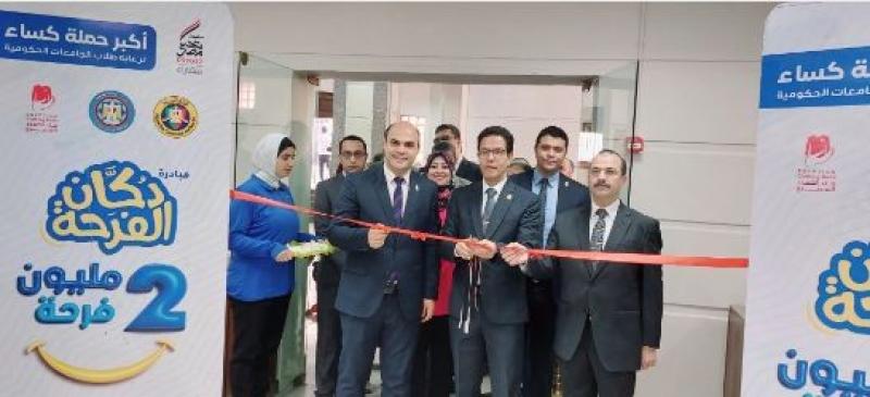 رئيس جامعة بنها يفتتح معرض ”دكان الفرحة” للملابس الجديدة.. صور