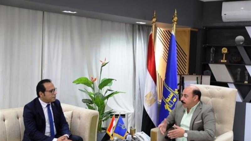 محافظ أسوان يلتقي رئيس إقليم جنوب الصعيد لهيئة الرعاية الصحية