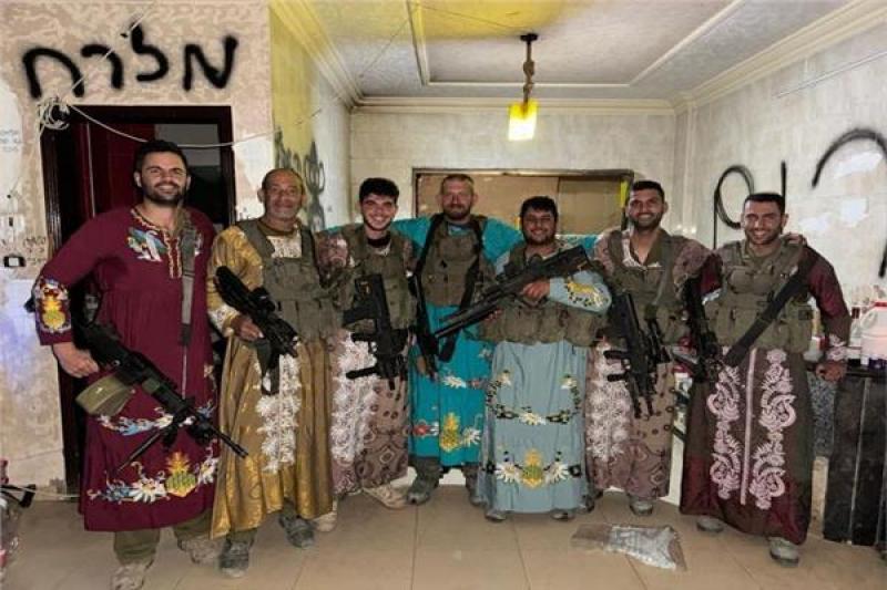 جنود إسرائيليون يرتدون فساتين