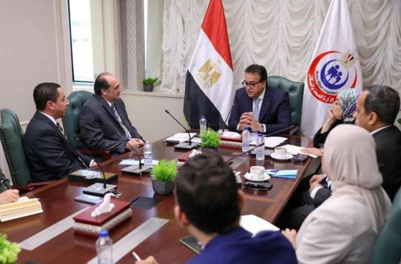 اجتماع وزير الصحة