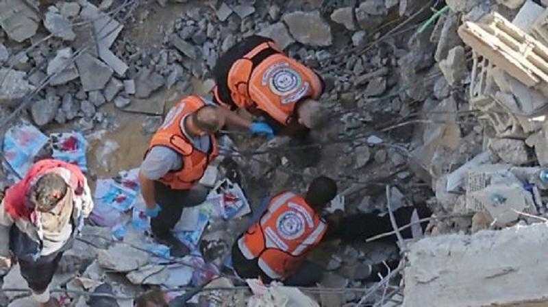 انتشال جثامين 7 شهداء فلسطينيين من خان يونس جنوب قطاع غزة