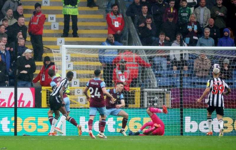 نيوكاسل يكتسح بيرنلي برباعية ونوتنجهام يفوز على شيفيلد بالدوري الإنجليزي