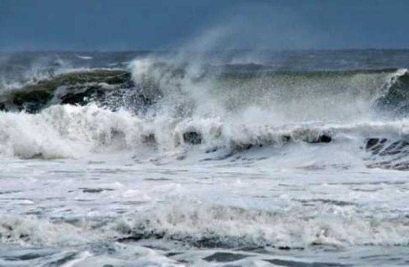 ارتفاع الأمواج إلى 3 أمتار.. منخفض جوي يضرب الإسكندرية بأمطار ورياح