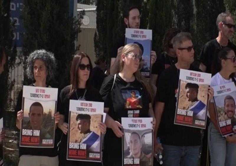 أهالي عدد من الأسرى الإسرائيليين في قطاع غزة يهاجمون رئيس وزراء بلادهم بنيامين نتنياهو