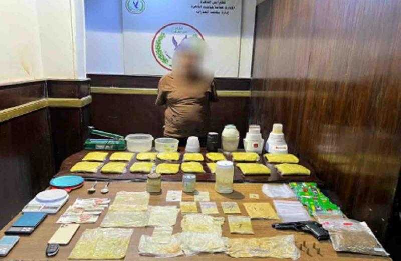 بحوزته 12 كيلو.. سقوط عاطل لتصنيع مخدر البودر والاتجار به في منطقة الساحل