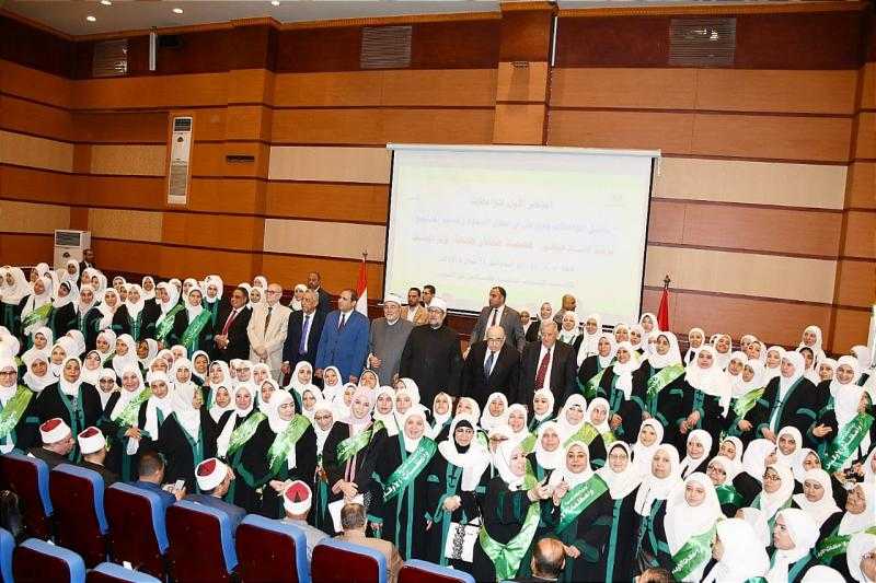 وزير الأوقاف يكرم العلماء والمفكرين المشاركين في مؤتمر الواعظات.. صور