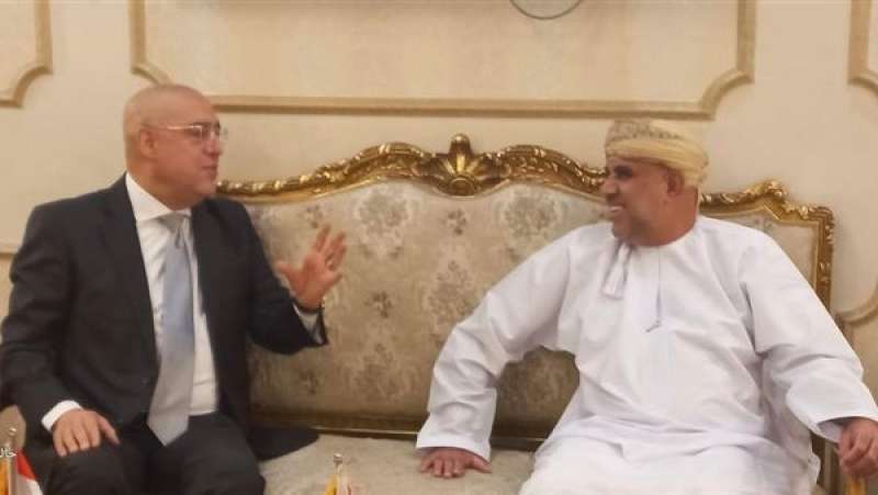 وزير الإسكان مع نظيره العماني