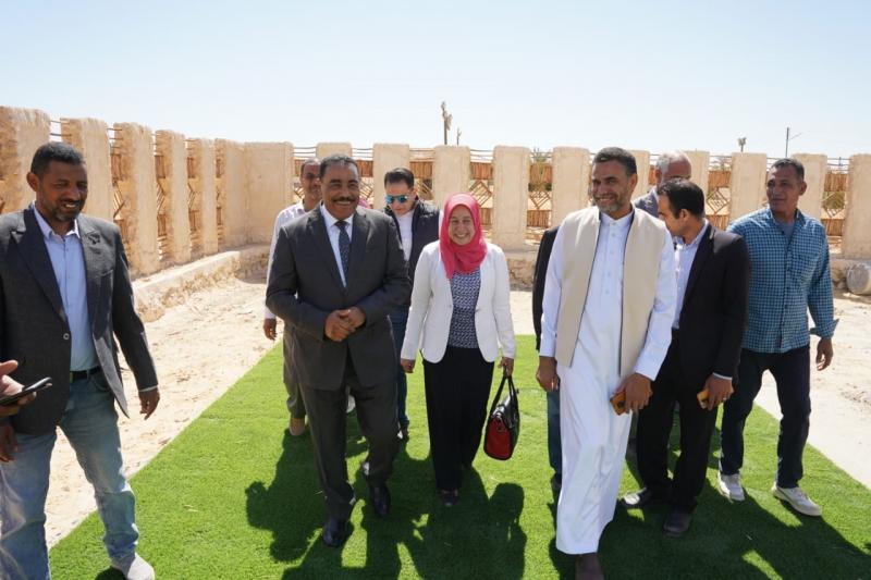 محافظ مطروح يتفقد أول حضانة مشيدة على الطراز البيئي بسيوة