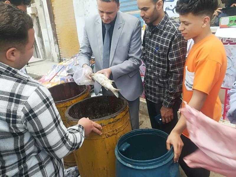 ضبط 2035 كجم لحوم وأسماك غير صالحة للاستهلاك الآدمي بكفر الشيخ.. صور