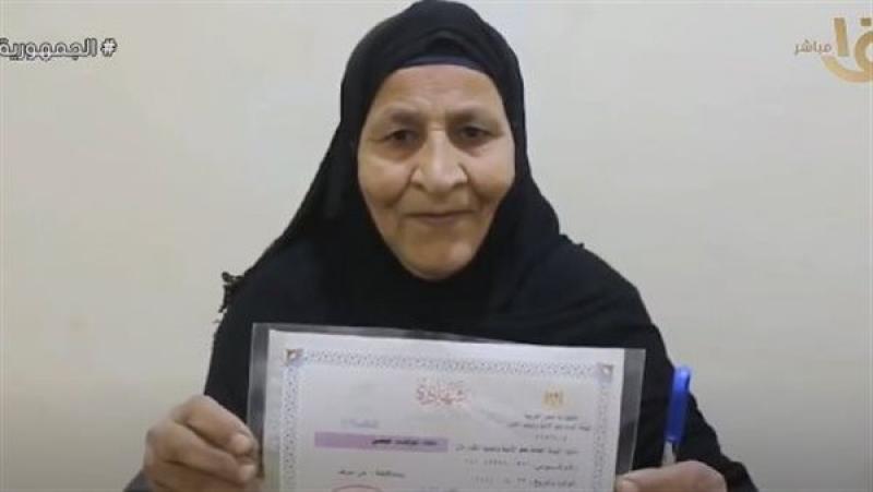 الحاجة «سعاد» تمحو أميتها في الـ76