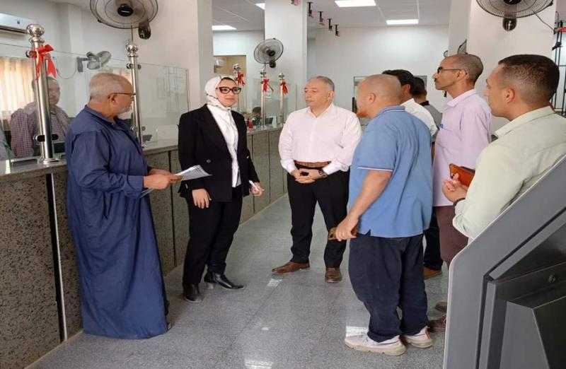 نائب محافظ الوادي تُتابع سير العمل بمنظومة تلقي طلبات التصالح بالداخلة