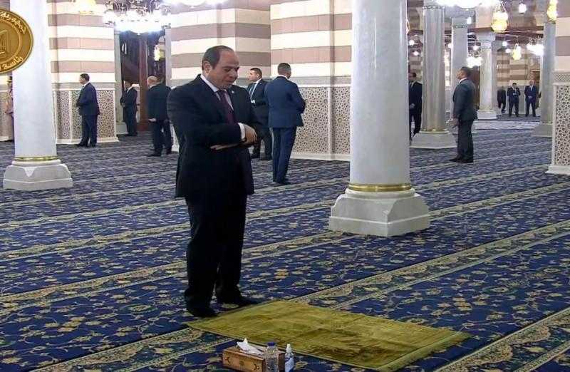 الرئيس السيسي يؤدي صلاة تحية المسجد بمسجد السيدة زينب قبيل افتتاحه
