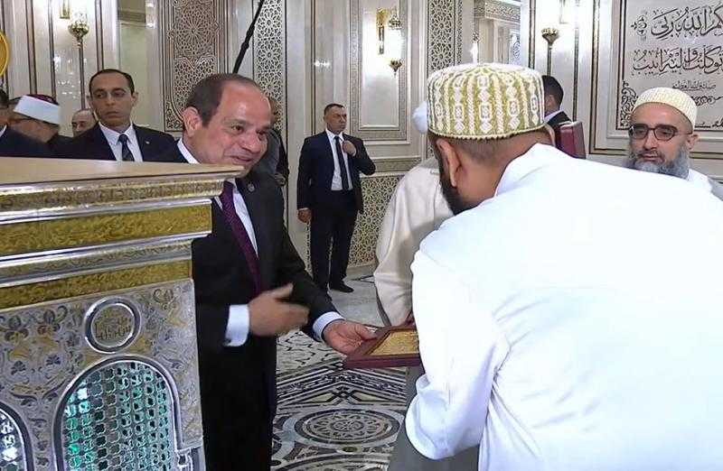 سلطان البهرة بالهند يقدم هدية تذكارية للرئيس السيسي خلال افتتاح مسجد السيدة زينب