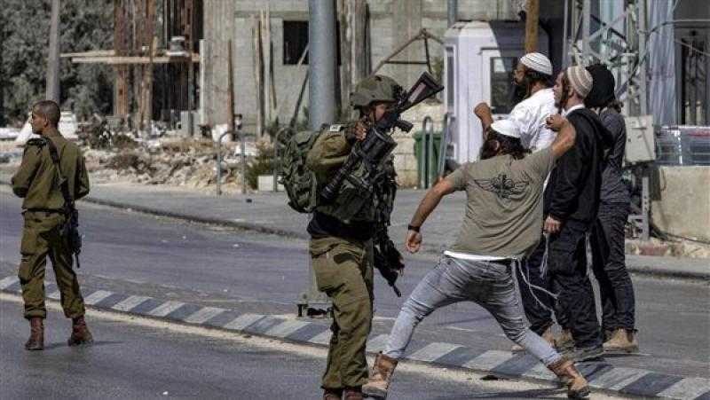 مستوطنون يحرقون منزل مواطن فلسطيني جنوبي نابلس ويخطون عليه عبارات عنصرية