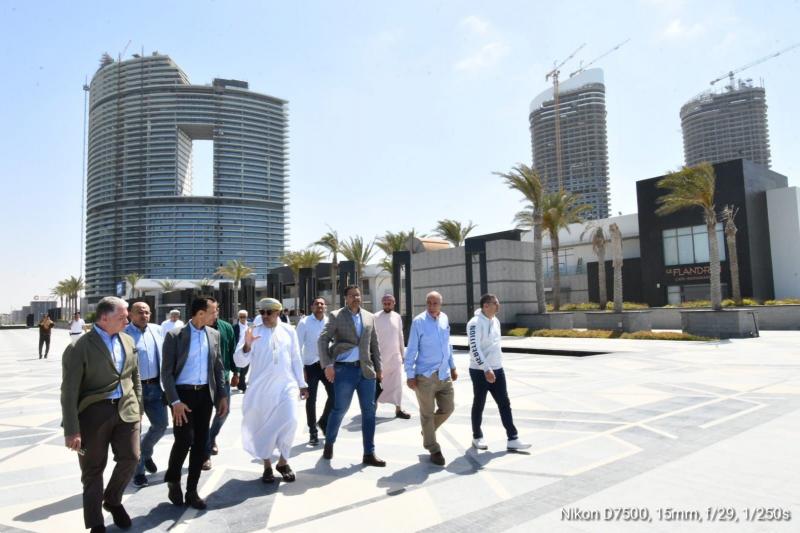 مساعد وزير الإسكان يصطحب وزير الإسكان العماني والوفد المرافق له في جولة بمدينة العلمين الجديدة |صور