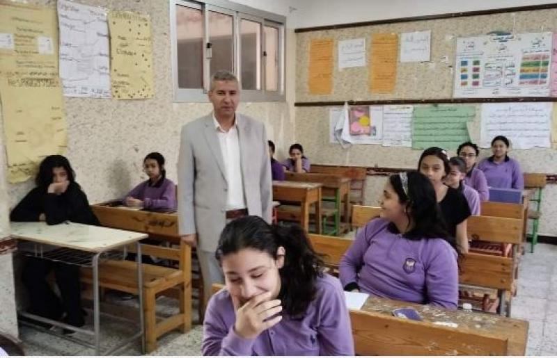 وكيل وزارة التربية والتعليم بدمياط يتفقد سير امتحانات نهاية العام