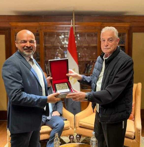 محافظ جنوب سيناء يكرم القائمين على أعمال التصميم والتشييد بشرم الشيخ.. صور