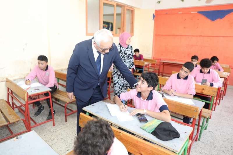 وزير التربية والتعليم يتابع الامتحانات
