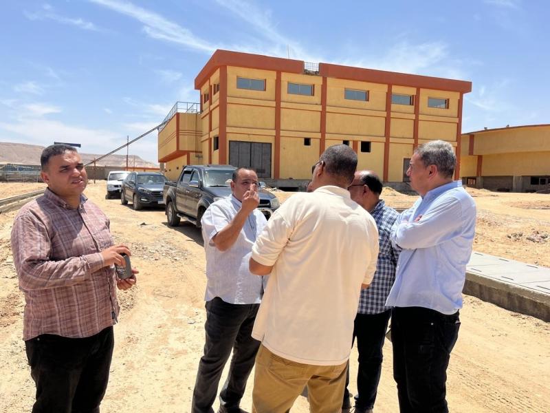 المشرف على مدينة غرب قنا يتفقد مشروعات المرافق للمرحلة الأولى بمساحة 1400 فدان |صور