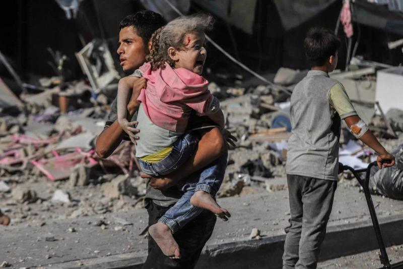 طبيب عماني يكشف عن أشياء صادمة يأكلها الأطفال في غزة من شدة الجوع.. فيديو