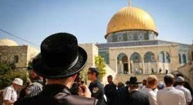 عشرات المُستوطنين يقتحمون الأقصى وسط دعوات من جماعات مُتطرفة لاقتحام كبير غدًا