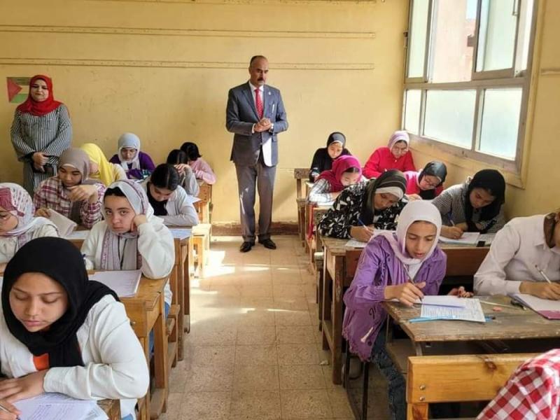 مدير تعليم المنوفية يتفقد لجان امتحانات صفوف نقل الإعدادية