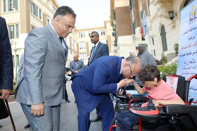 ”أيدينا معاكم”.. محافظ القاهرة يوزع 13 كرسي كهربائيًا متحركًا على عدد من ذوي الهمم.. صور